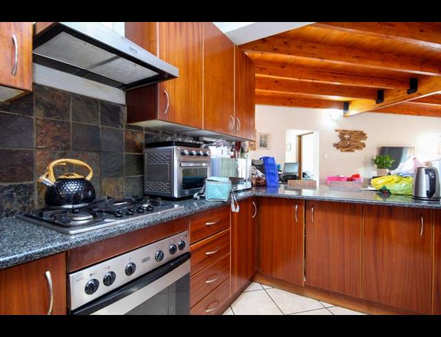 3 BEDROOM TOWNHOUSE FOR SALE IN THATCHFIELD